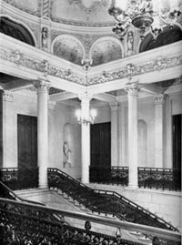 Escaleras principales del Palacio Shuvalov, sede de La Casa de la Prensa de Leningrado en 1927