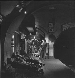 Henry Moore tomando apuntes en el Metro